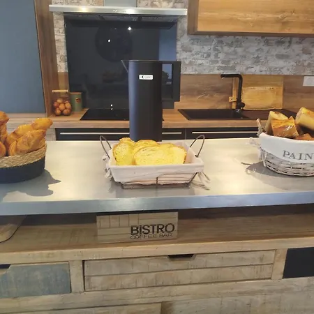 D'hotes Simplement לינה וארוחת בוקר *